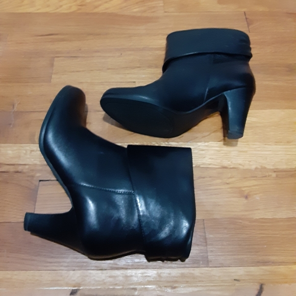 Black cuff boots with 3 in heel. - Picture 2 of 4
